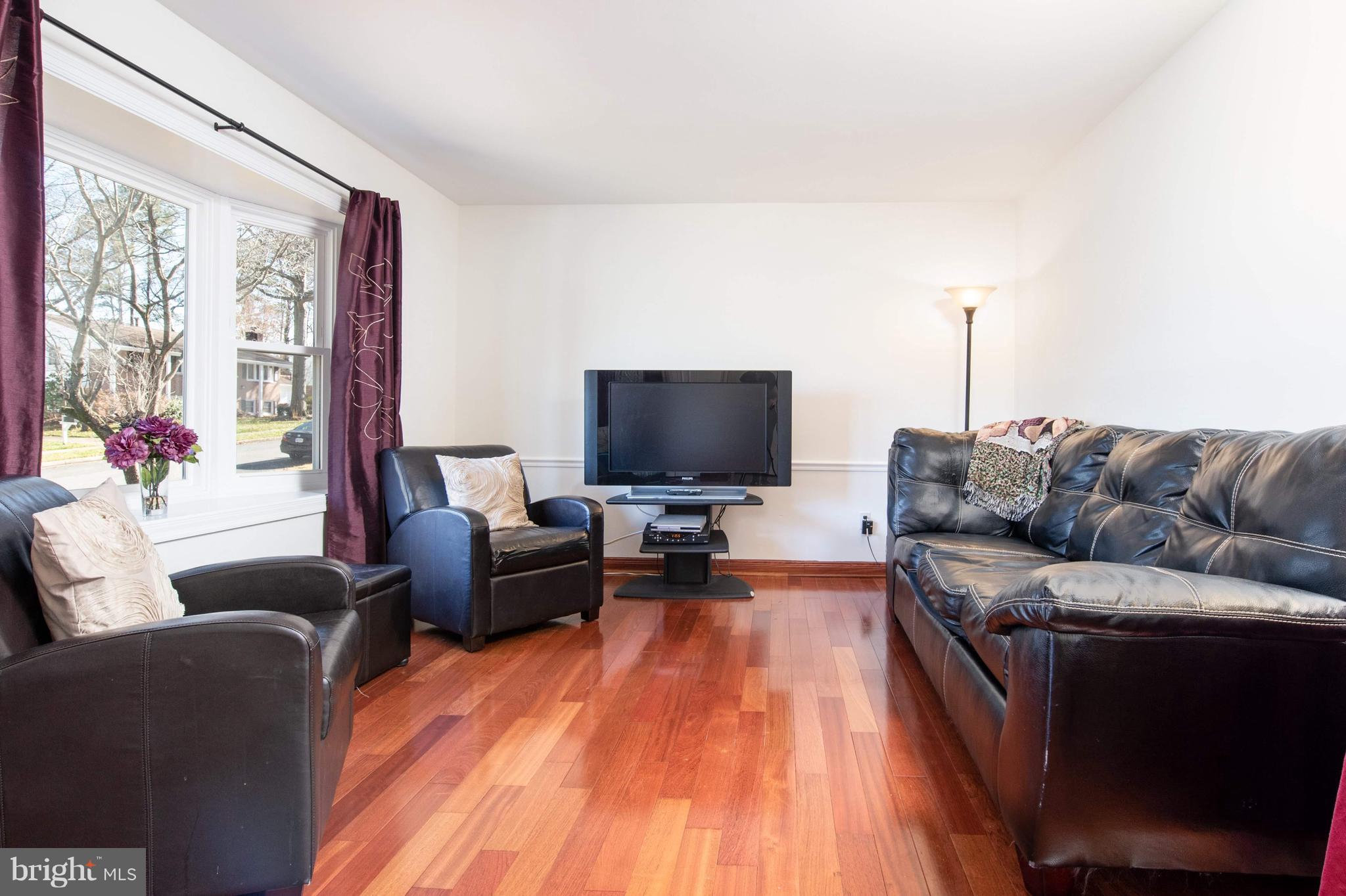 6910 Gillings Road Springfield, VA 22152 - Photo 3 of 22 Living Room Alt View