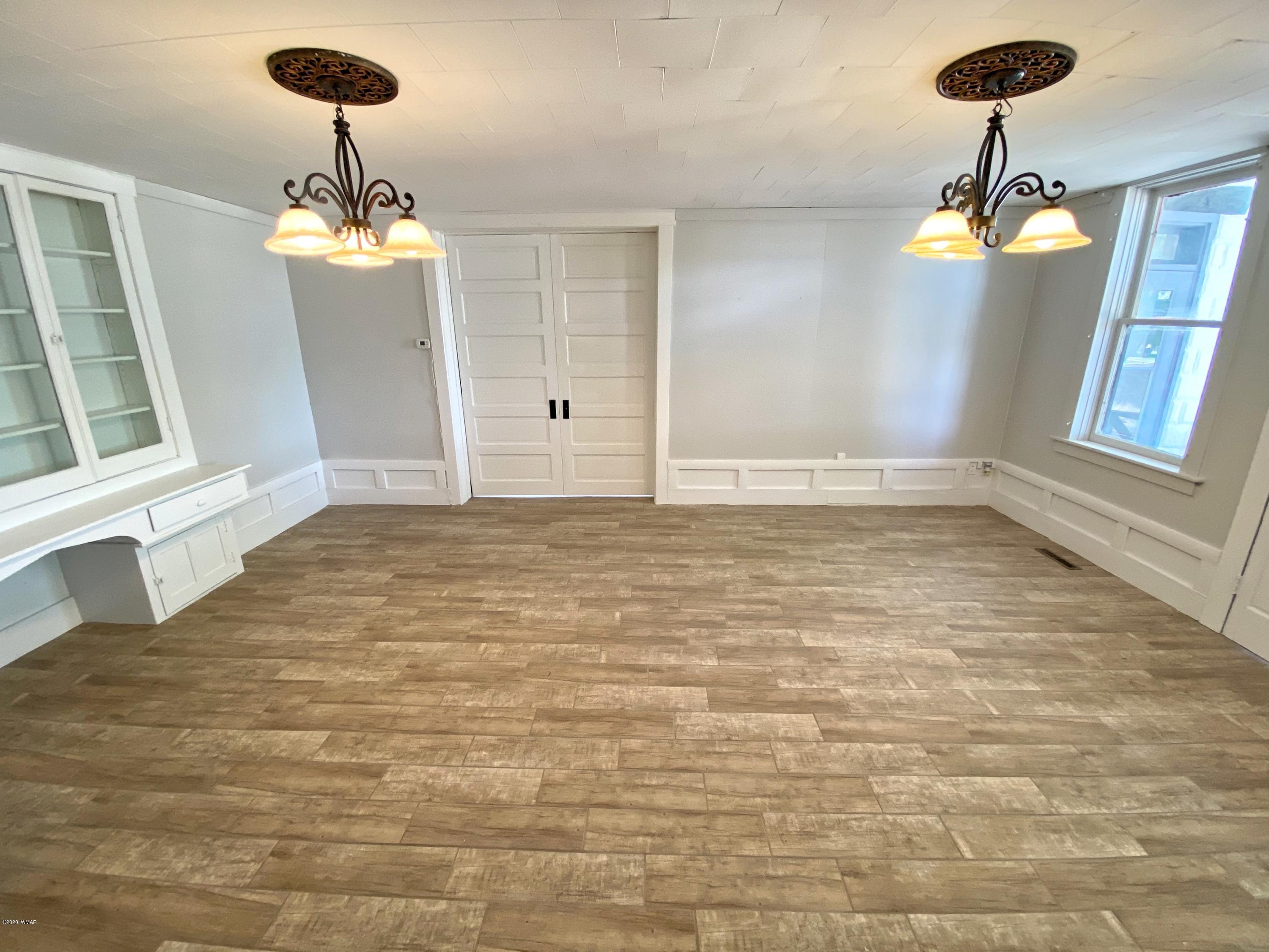 370 South 3rd Street West Snowflake, AZ 85937 - Photo 13 of 53 a view of an empty room with a window