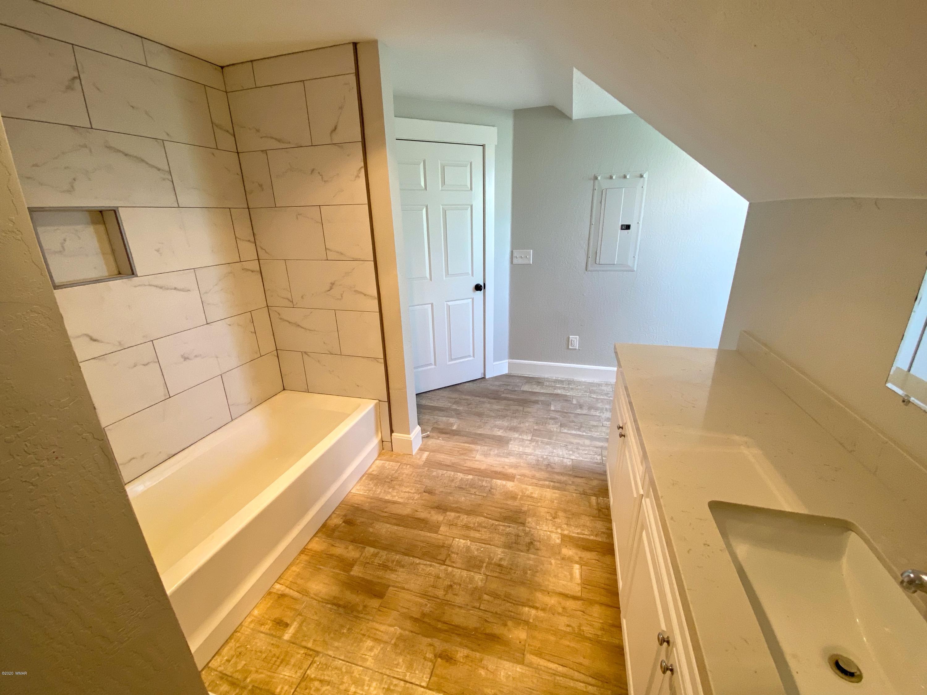 370 South 3rd Street West Snowflake, AZ 85937 - Photo 42 of 53 a bathroom with a bathtub