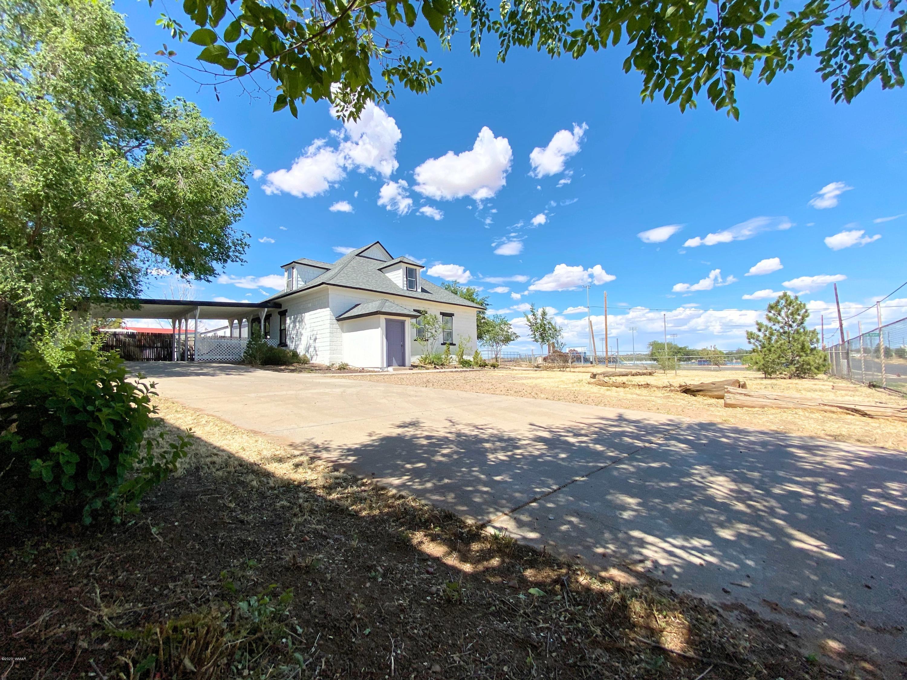 370 South 3rd Street West Snowflake, AZ 85937 - Photo 5 of 53 a view of a house with a yard