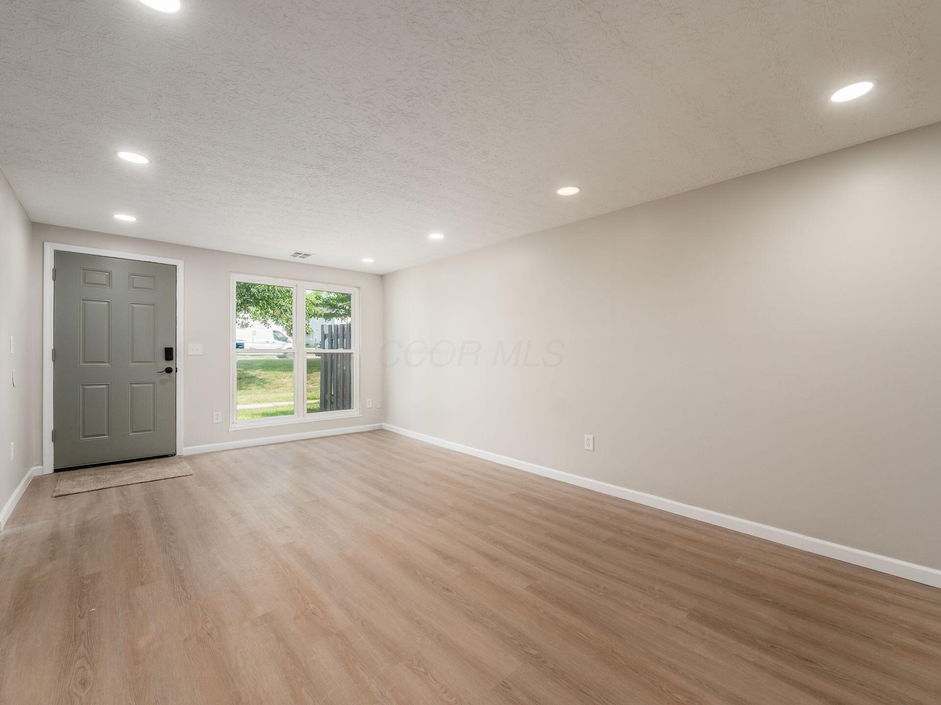 660 Cherry Hollow Road, Unit E Columbus, OH 43228 - Photo 5 of 36 007_ Rd Columbus OH 43228 USA