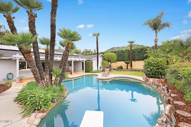 a view of entryway with a flower garden