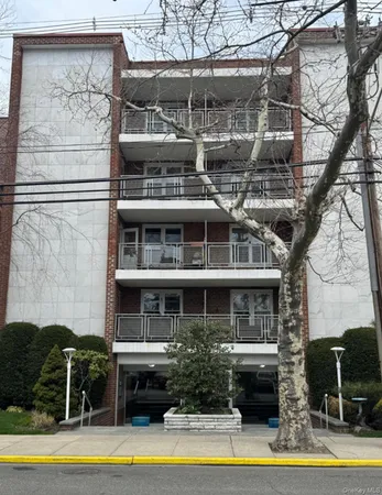 $255,000 | 100 Brooklyn Avenue, Unit 3L, Freeport, NY 11520