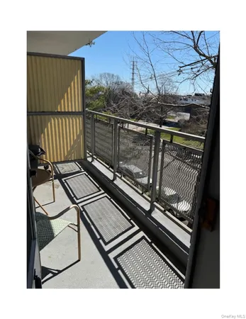 $255,000 | 100 Brooklyn Avenue, Unit 3L, Freeport, NY 11520