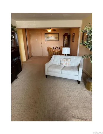 $255,000 | 100 Brooklyn Avenue, Unit 3L, Freeport, NY 11520