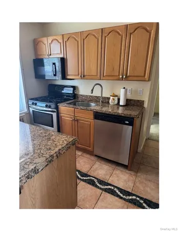 $255,000 | 100 Brooklyn Avenue, Unit 3L, Freeport, NY 11520