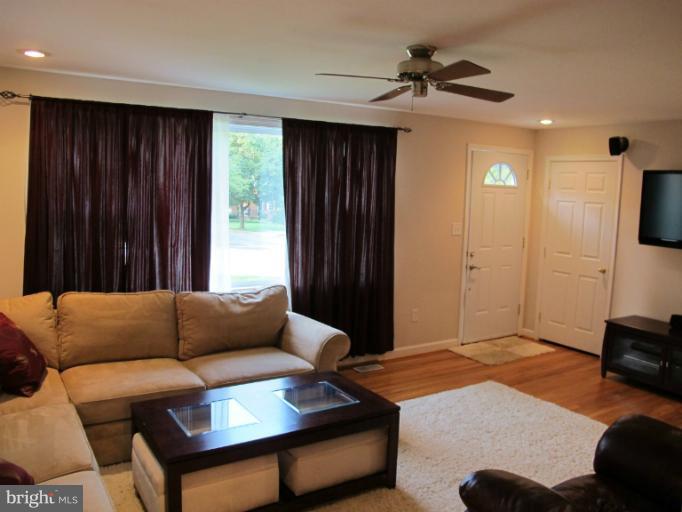35 Tenbury Road Lutherville-Timonium, MD 21093 - Photo 14 of 27 Living Room