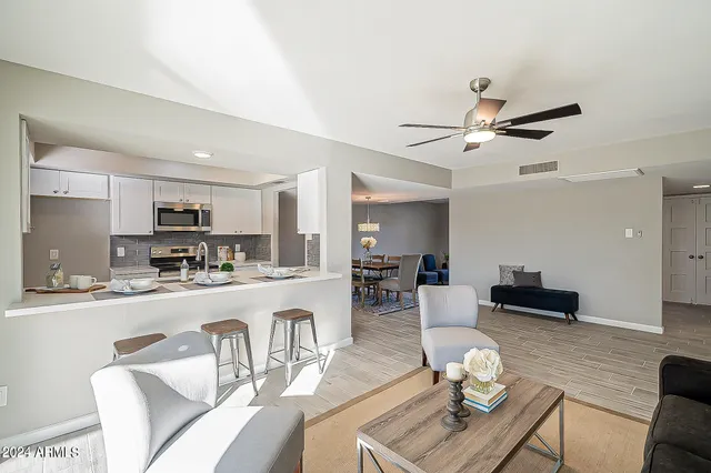 $2,600 | 14008 North 52nd Avenue, Glendale, AZ 85306