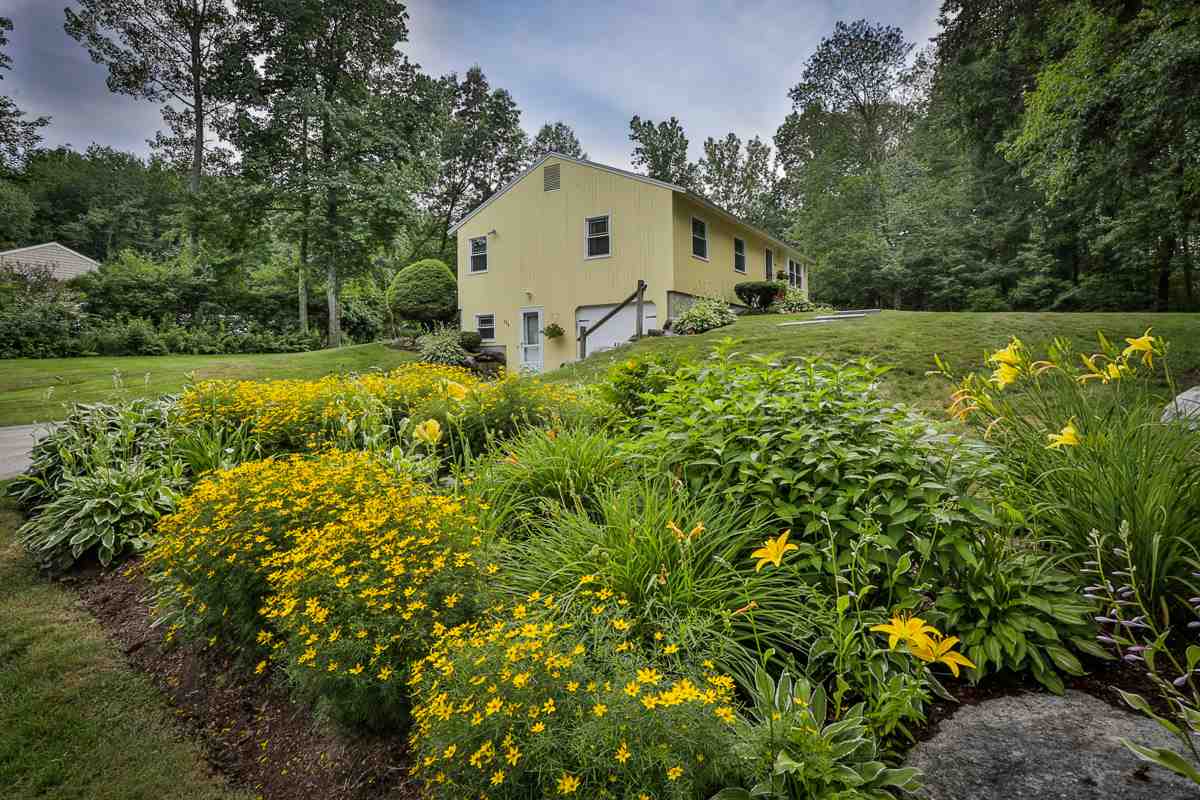 155 Lancaster Farm Road Salem, NH 03079 - Photo 3 of 27