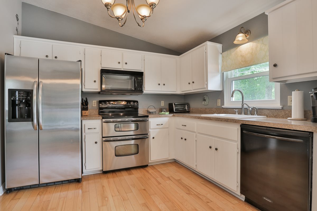 155 Lancaster Farm Road Salem, NH 03079 - Photo 9 of 27