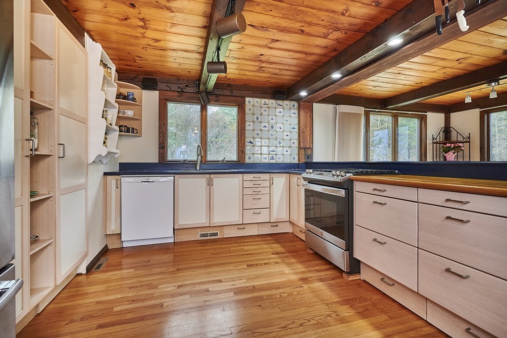 426 Kennedy Road Northampton, MA 01053 - Photo 9 of 42 Gallery Image 9
