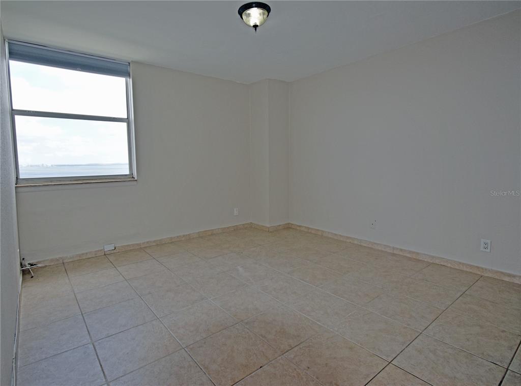4015 Bayshore Boulevard, Unit 17F Tampa, FL 33611 - Photo 30 of 32 an empty room with a window