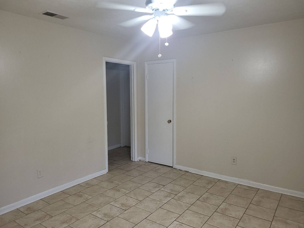 3541 13th Avenue, Unit B Columbus, GA 31904 - Photo 4 of 8 an empty room with a bathroom