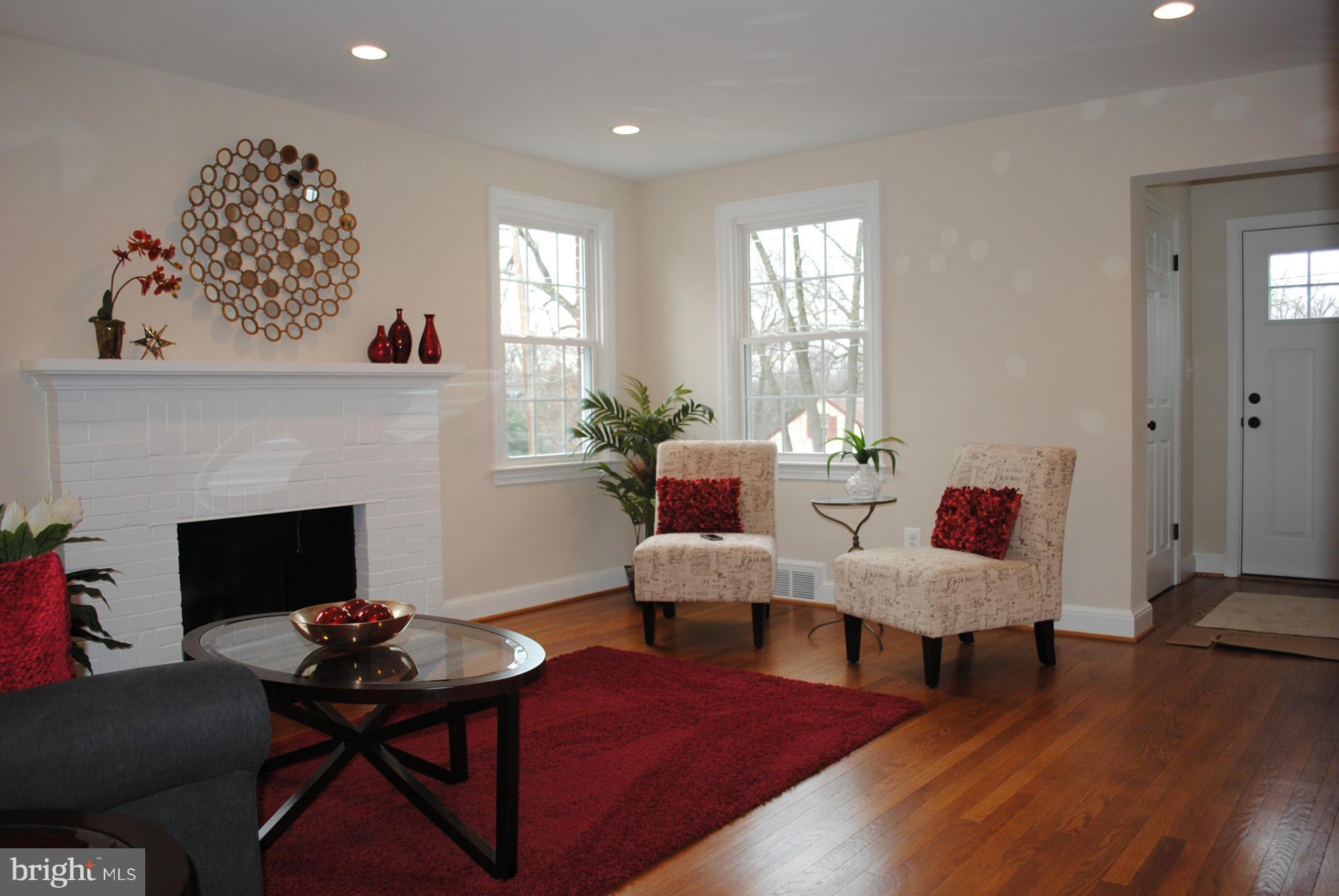 9705 Sutherland Road Silver Spring, MD 20901 - Photo 3 of 30 Living Room