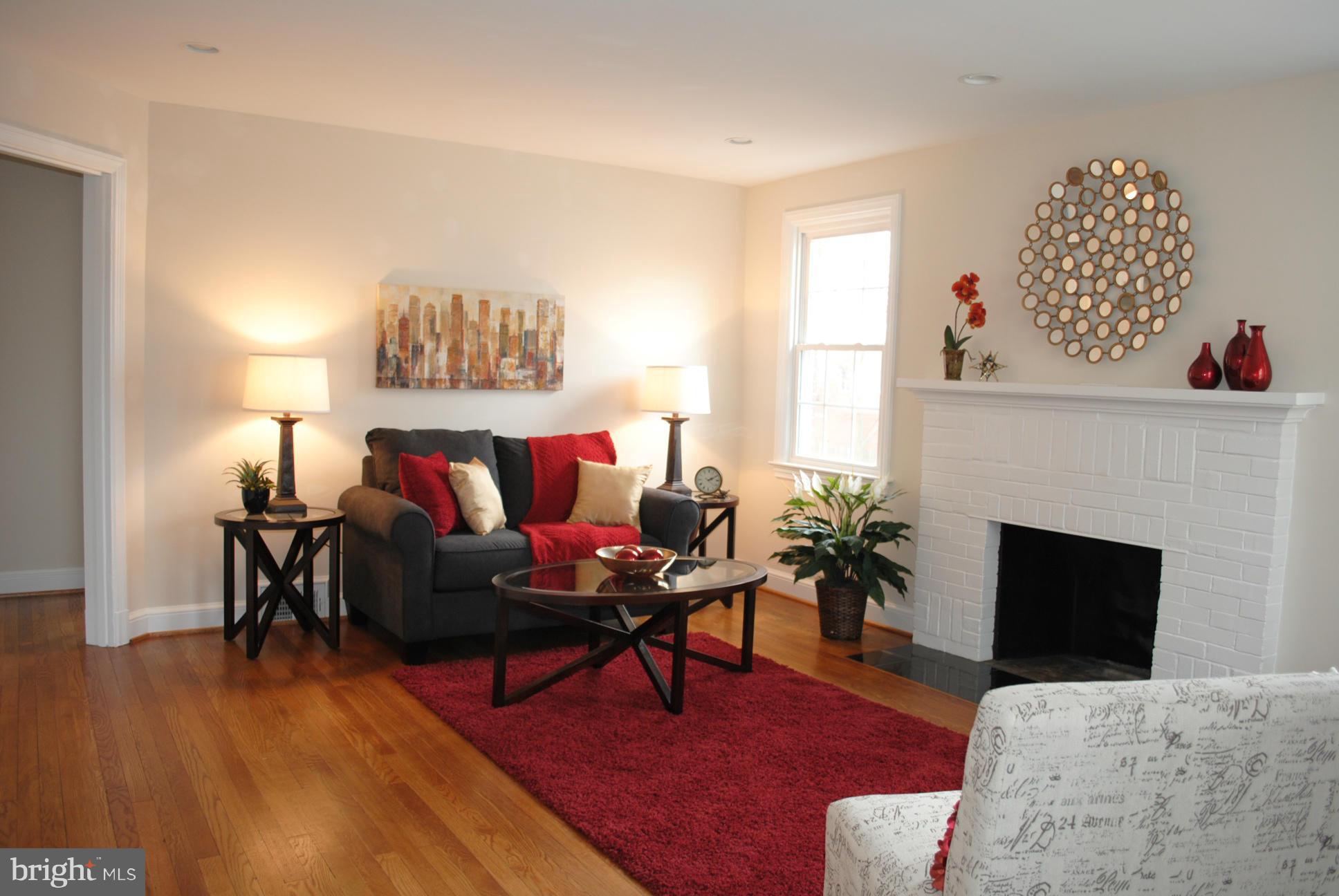 9705 Sutherland Road Silver Spring, MD 20901 - Photo 4 of 30 Living Room