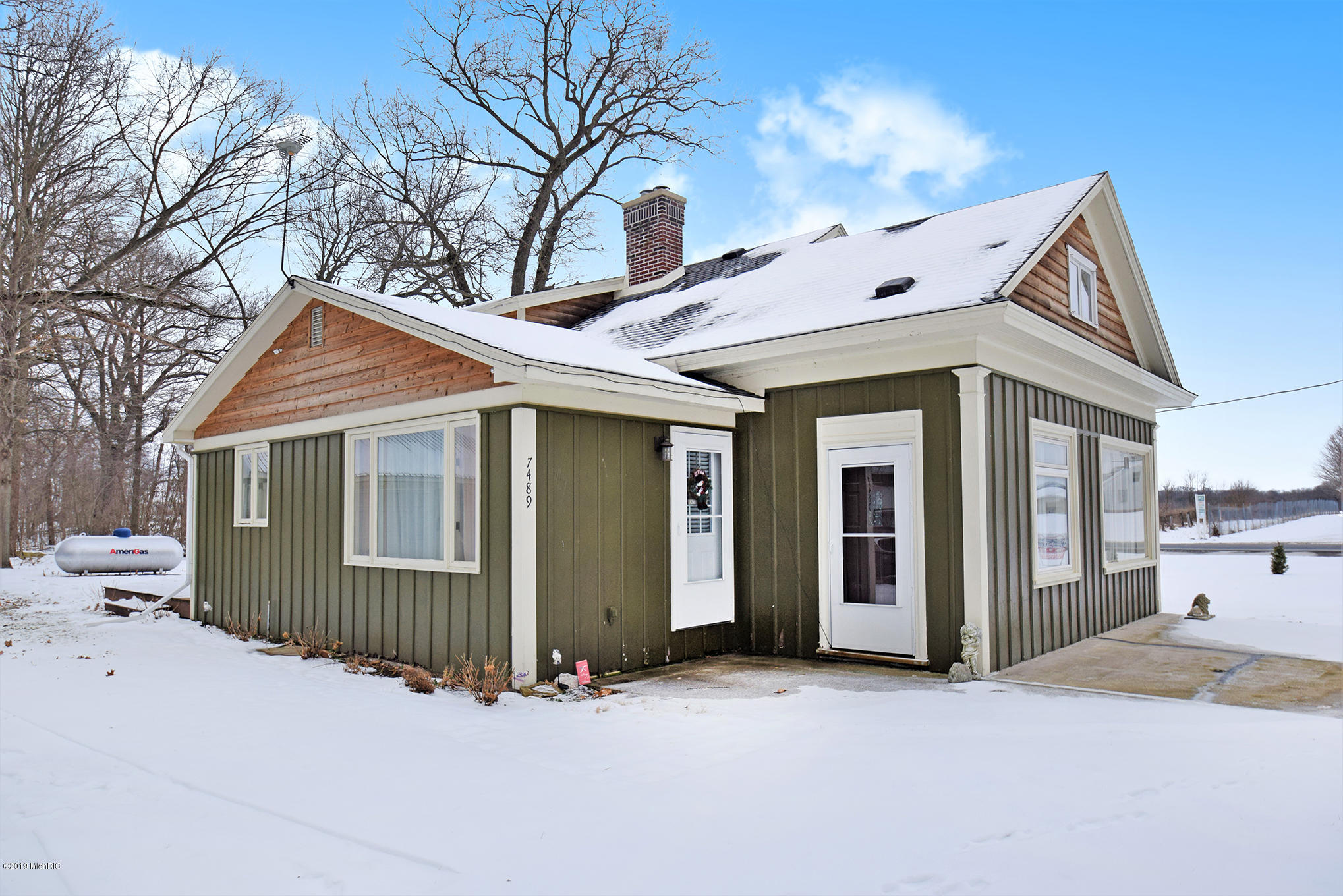 7489 Pokagon Road Berrien Center, MI 49102 - Photo 2 of 31 DSC_8144