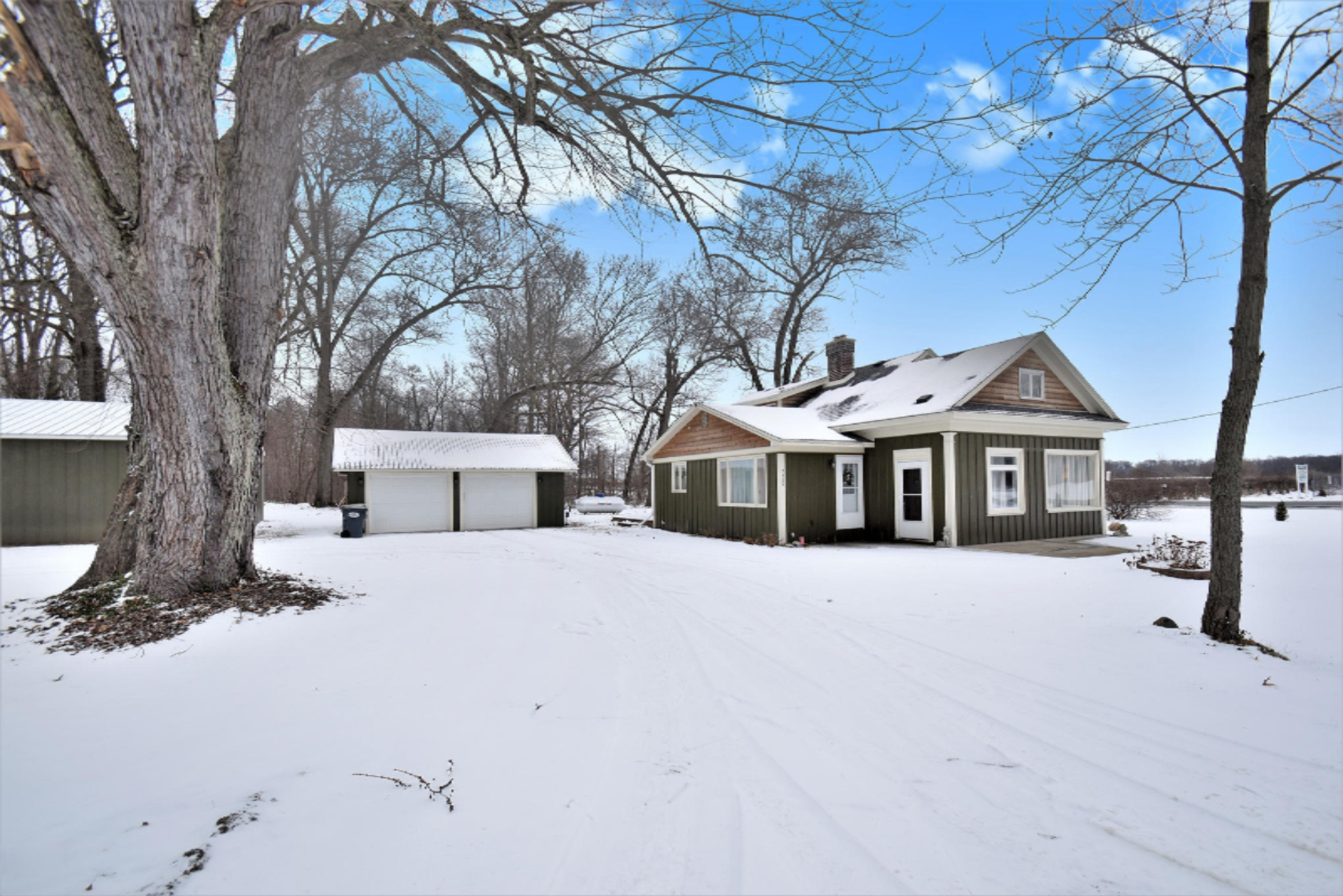 7489 Pokagon Road Berrien Center, MI 49102 - Photo 3 of 31 DSC_8147