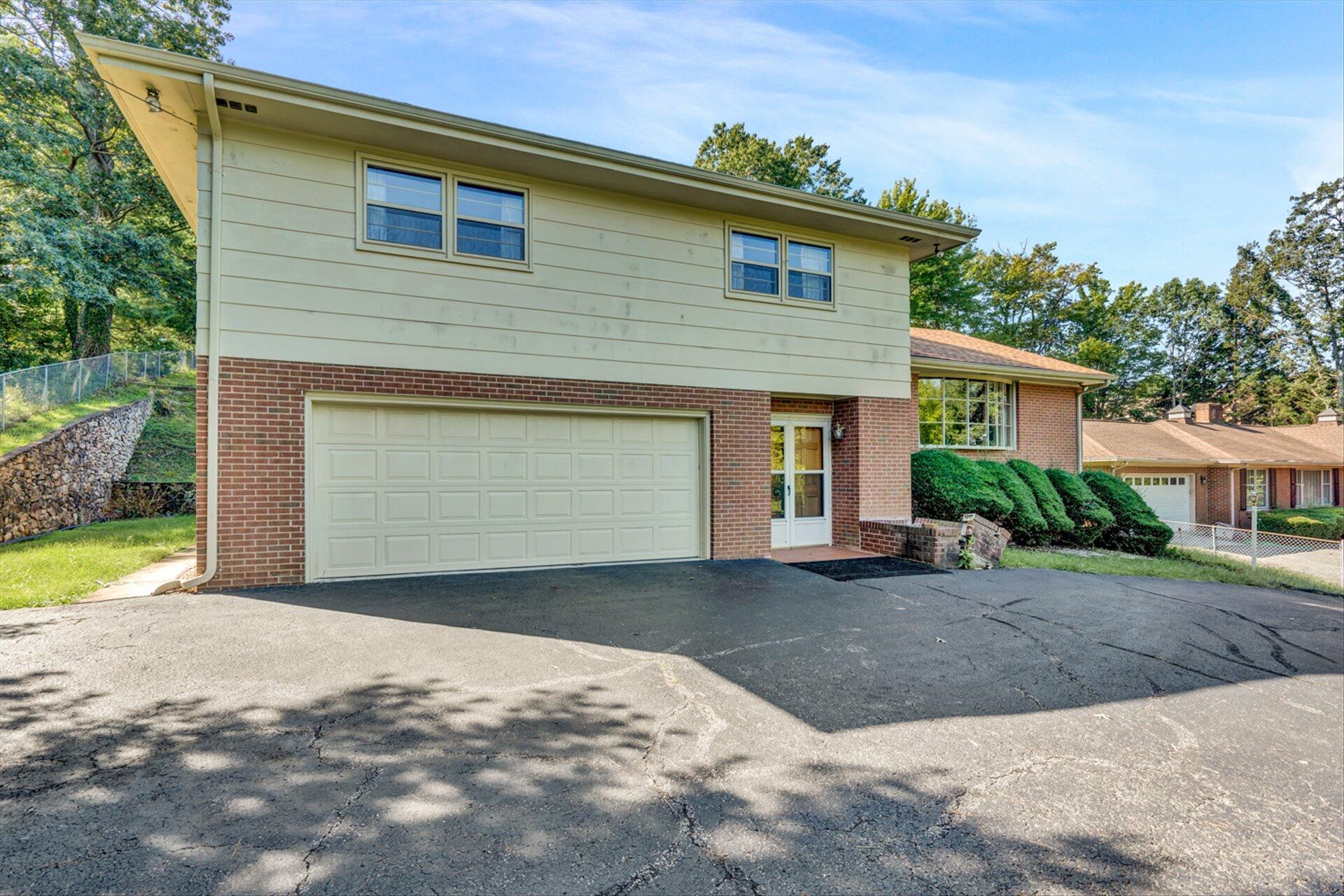 4700 Grandin Road Southwest Roanoke, VA 24018 - Photo 1 of 31 01-DSC9477