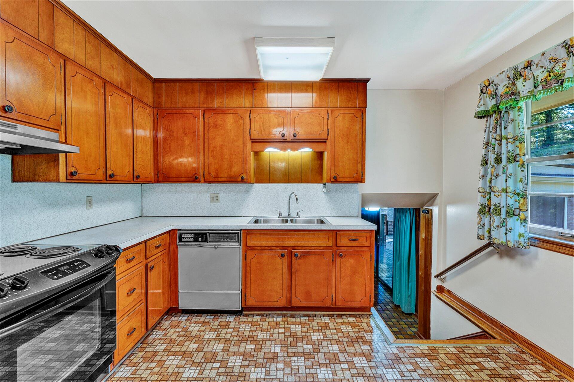 4700 Grandin Road Southwest Roanoke, VA 24018 - Photo 7 of 31 07-DSC9513