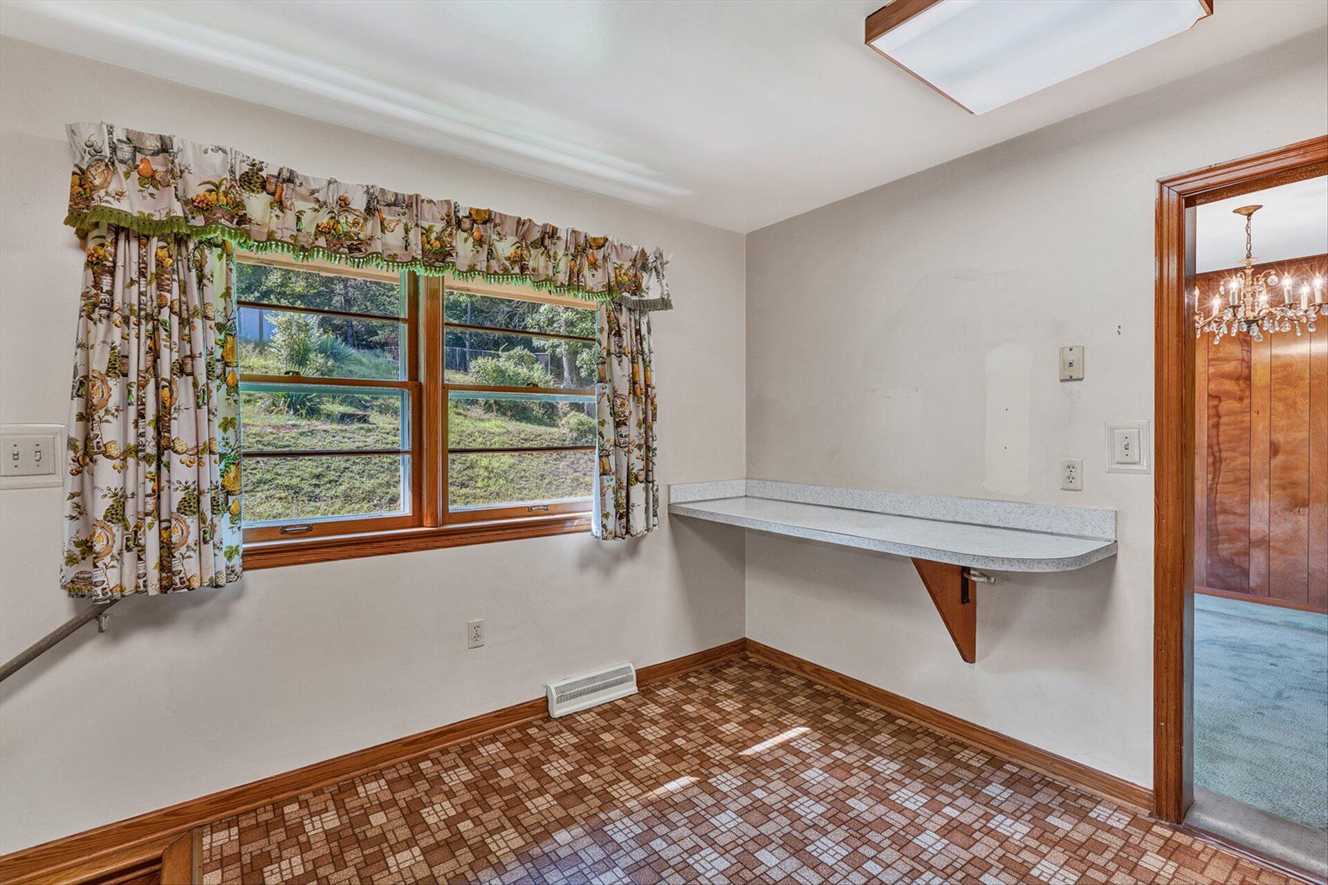 4700 Grandin Road Southwest Roanoke, VA 24018 - Photo 8 of 31 08-DSC9516