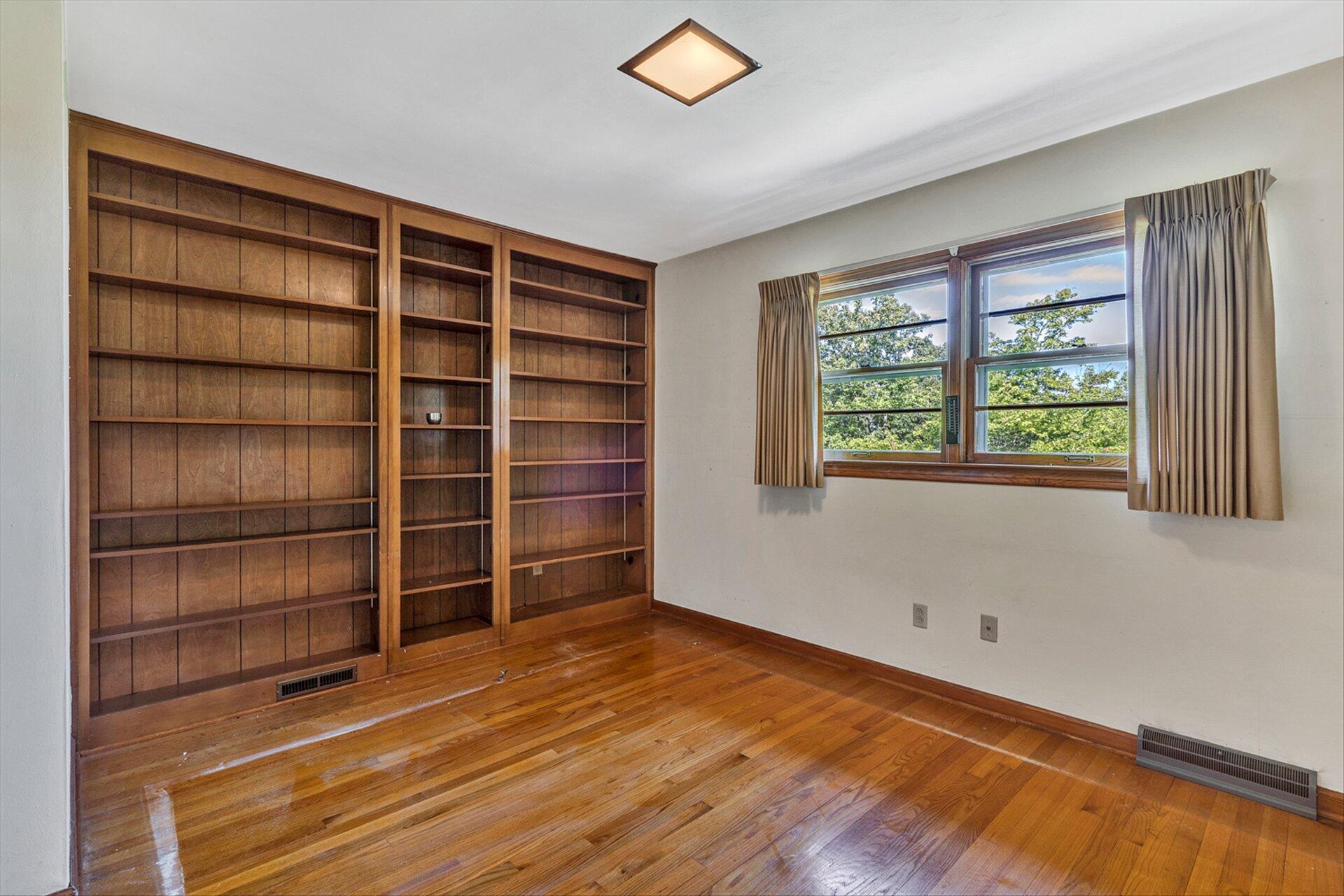 4700 Grandin Road Southwest Roanoke, VA 24018 - Photo 9 of 31 09-DSC9519