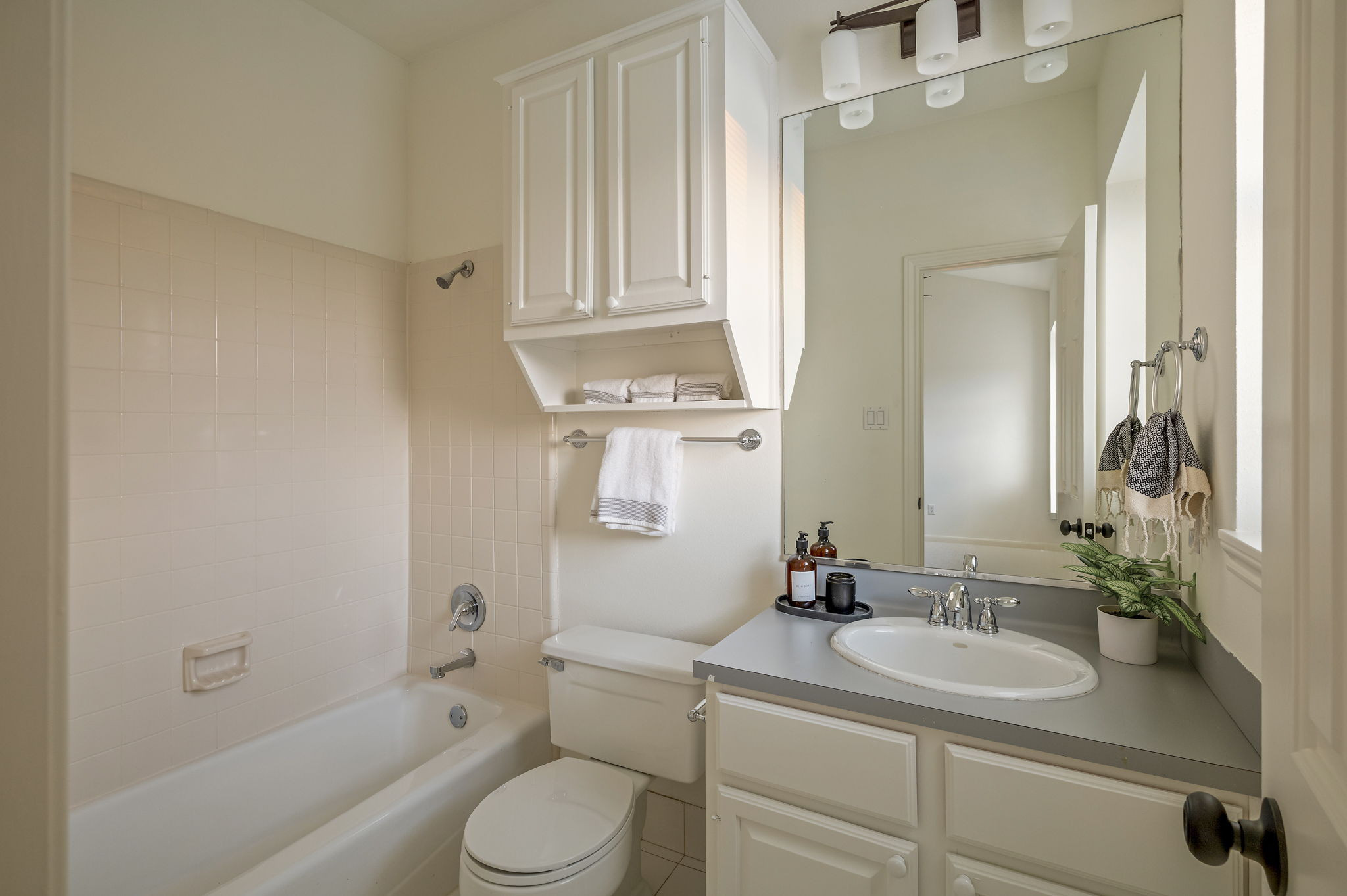 6010 Long Champ Court, Unit 113 Austin, TX 78746 - Photo 24 of 25 En Suite Guest bath upstairs