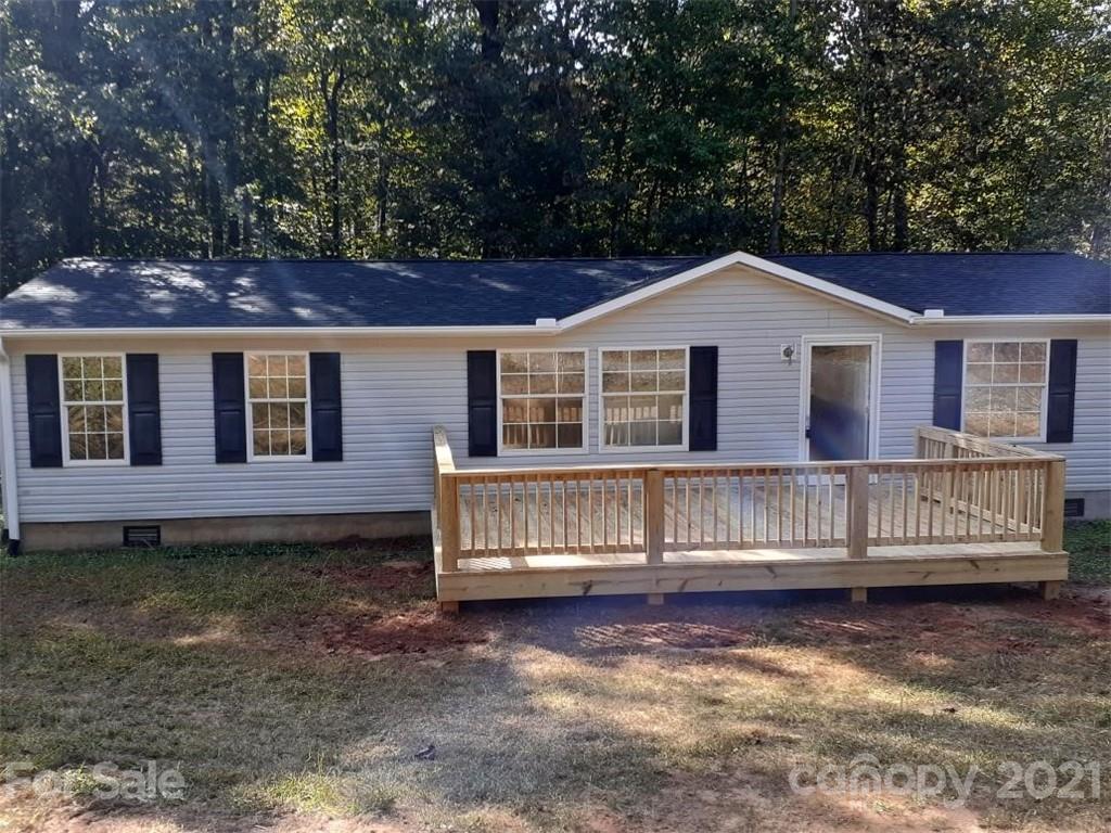 525 Hamilton Road Rutherfordton, NC 28139 - Photo 2 of 39 a front view of a house with a garden