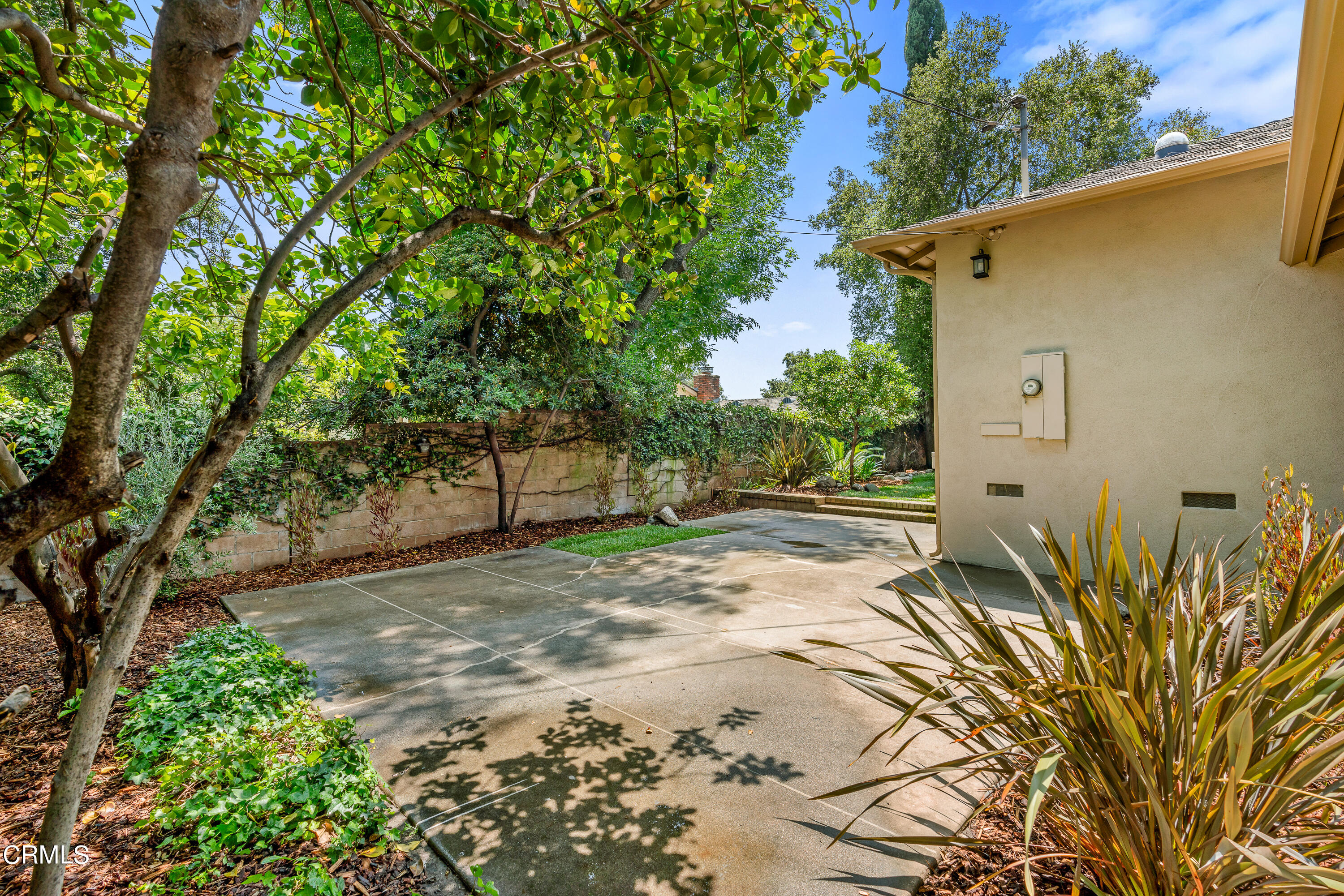 2155 Canyon Close Road Pasadena, CA 91107 - Photo 41 of 41 a backyard of a house with lots of green space