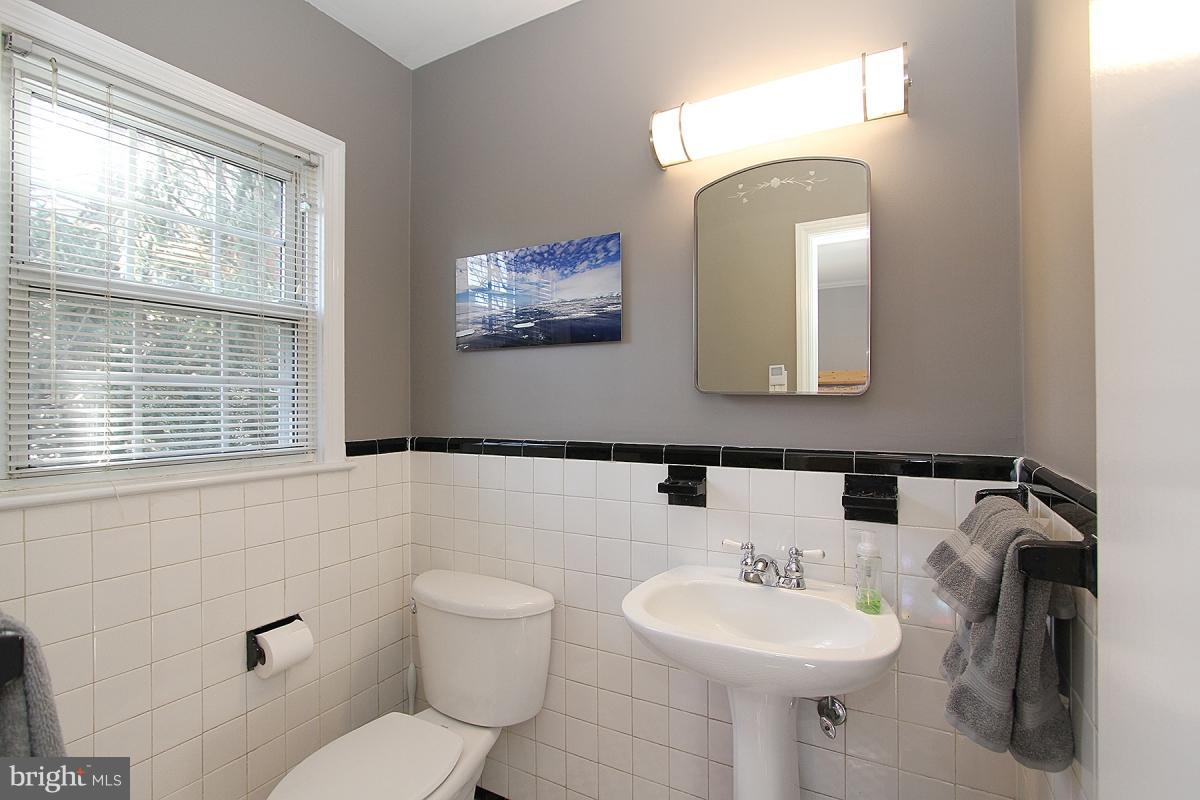 9401 Crosby Road Silver Spring, MD 20910 - Photo 14 of 30 Bath
