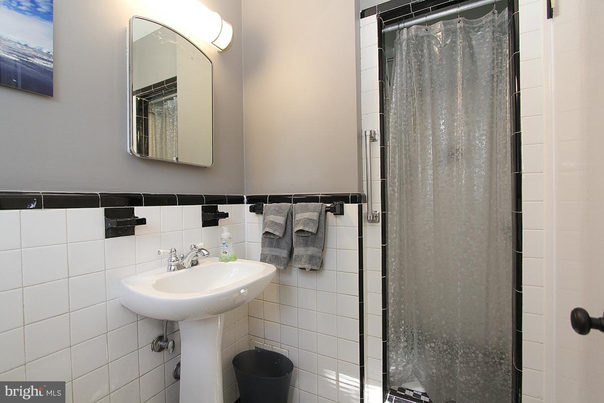 9401 Crosby Road Silver Spring, MD 20910 - Photo 15 of 30 Bath