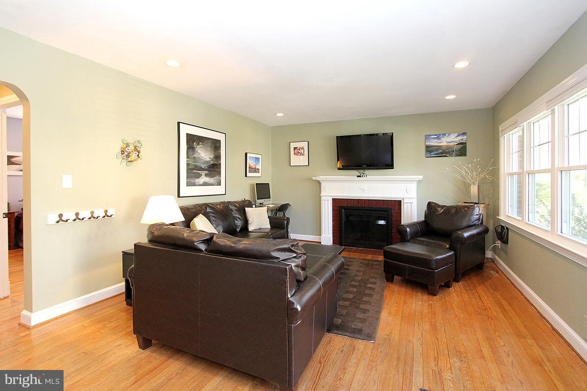 9401 Crosby Road Silver Spring, MD 20910 - Photo 4 of 30 Living Room