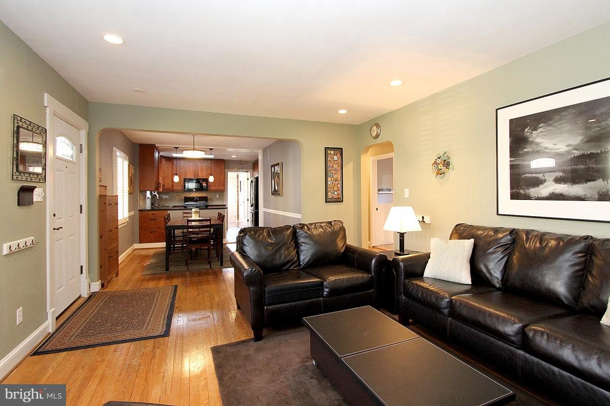 9401 Crosby Road Silver Spring, MD 20910 - Photo 5 of 30 Living Room