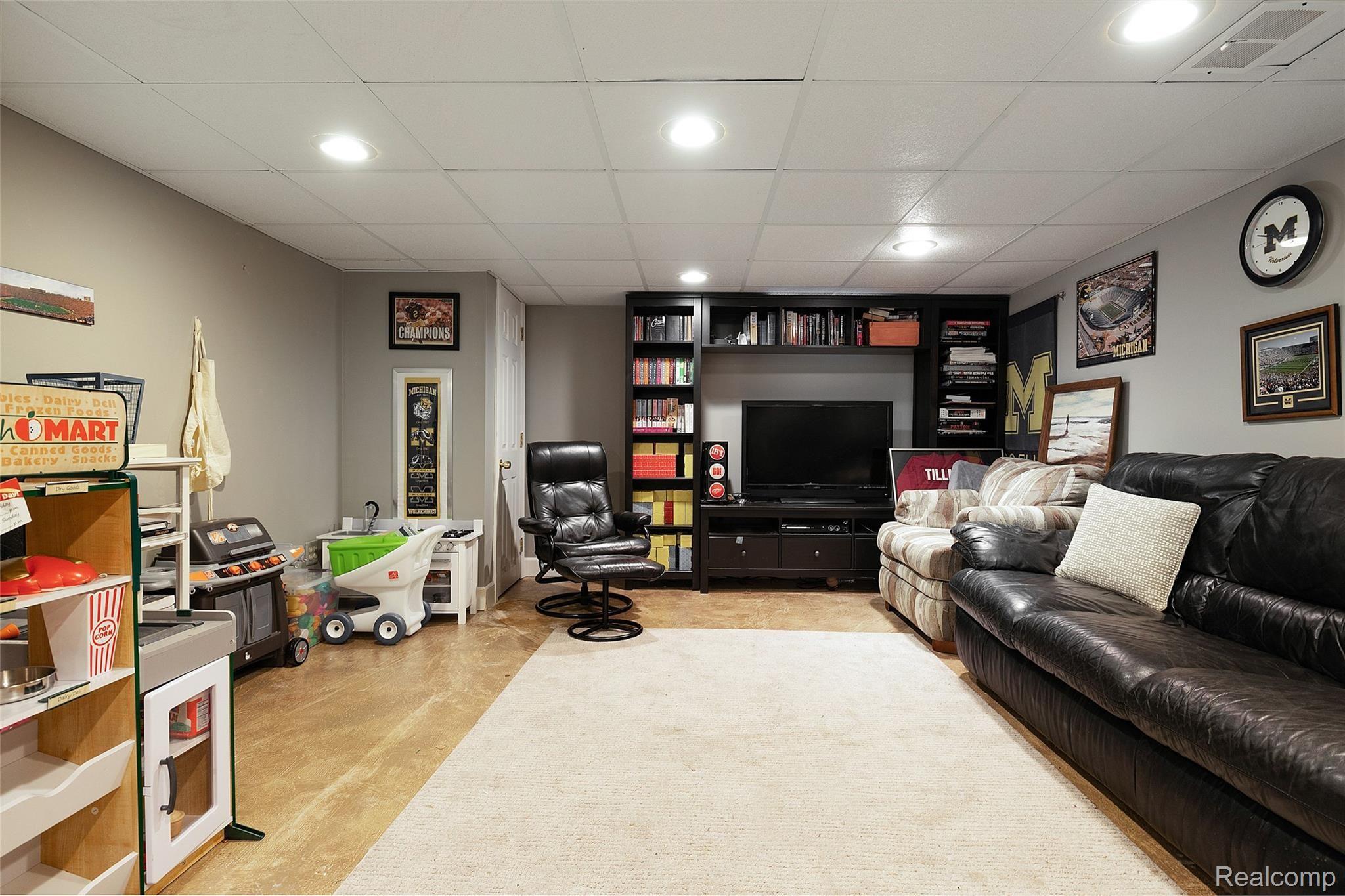 1827 Newcastle Road Grosse Pointe, MI 48236 - Photo 23 of 32 23.jpg
