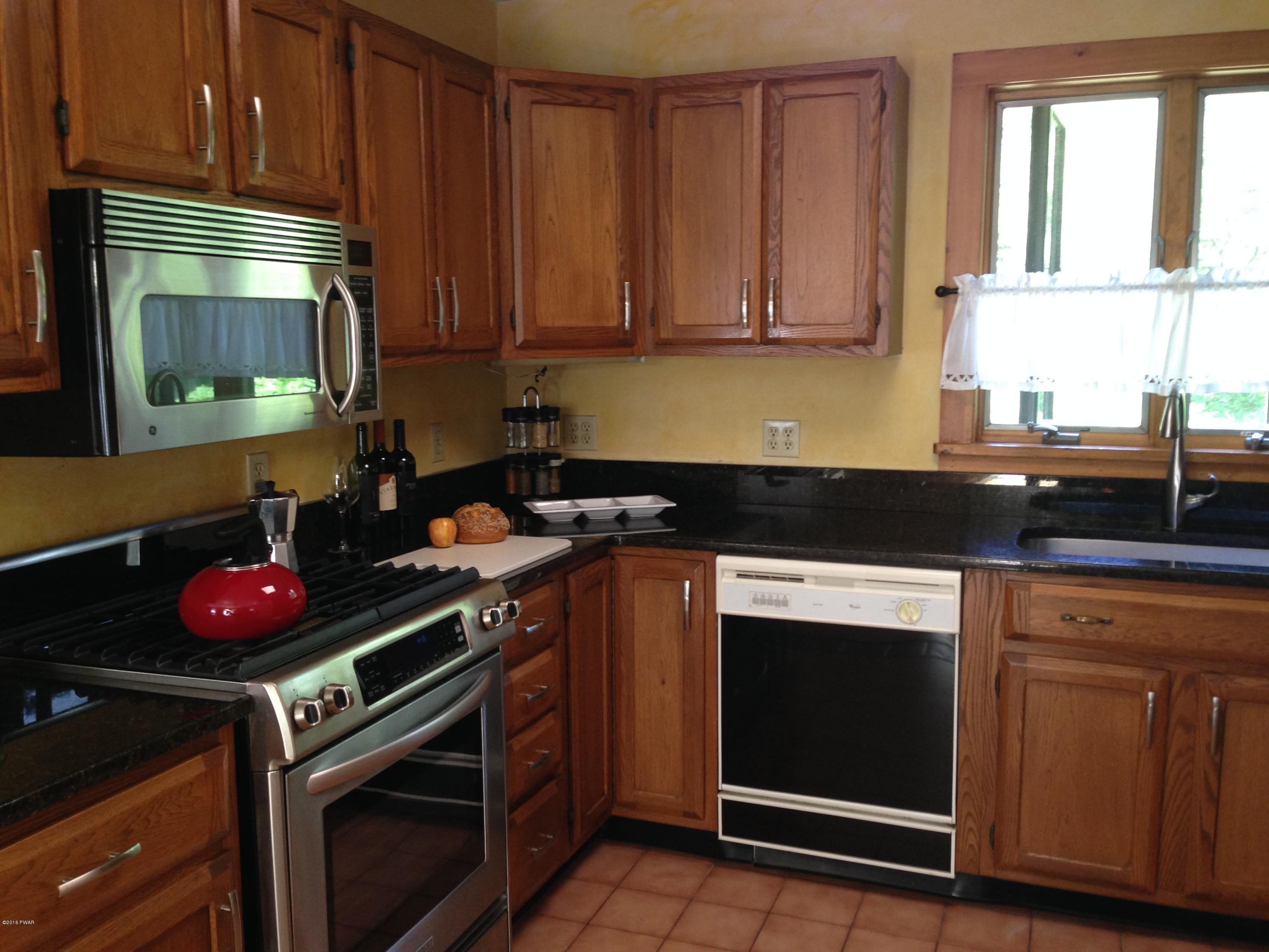 186 Pedersen Ridge Road Milford, PA 18337 - Photo 3 of 41 Large kitchen