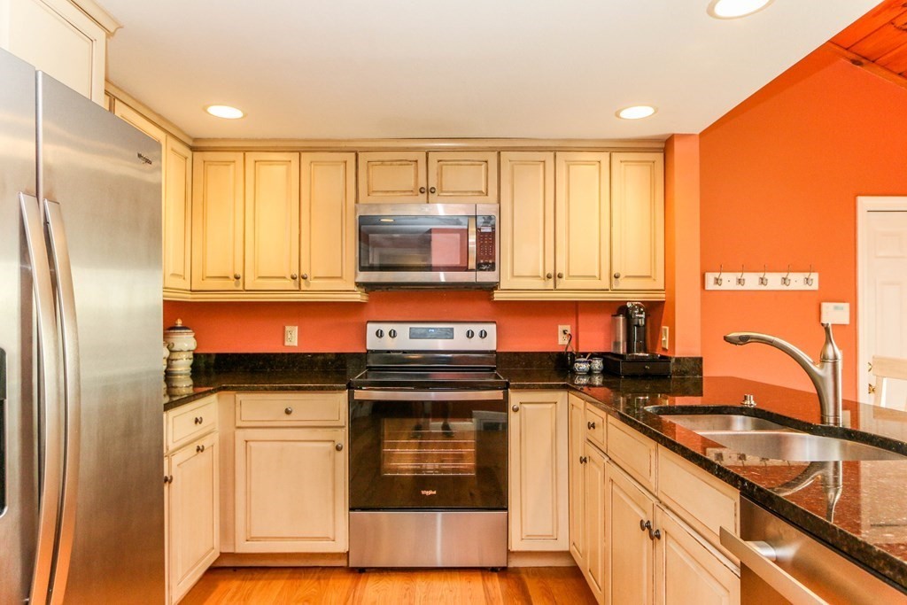 117 Pilgrim Road Springfield, MA 01118 - Photo 3 of 41