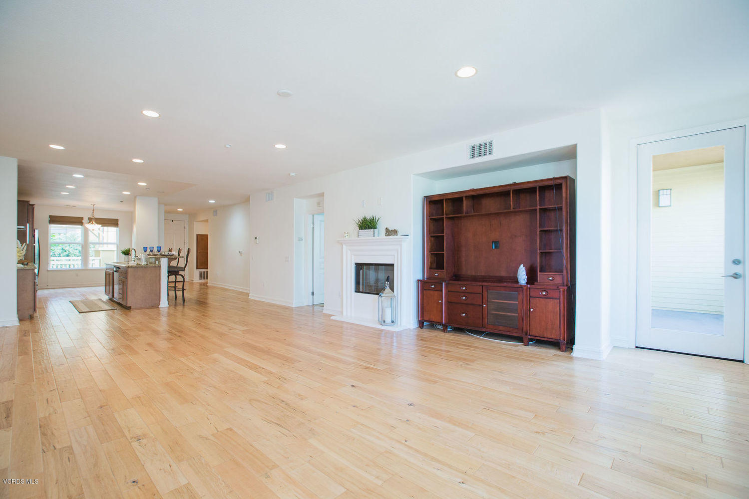 1533 Windshore Way Oxnard, CA 93035 - Photo 15 of 28 a view of kitchen and dining room with furniture