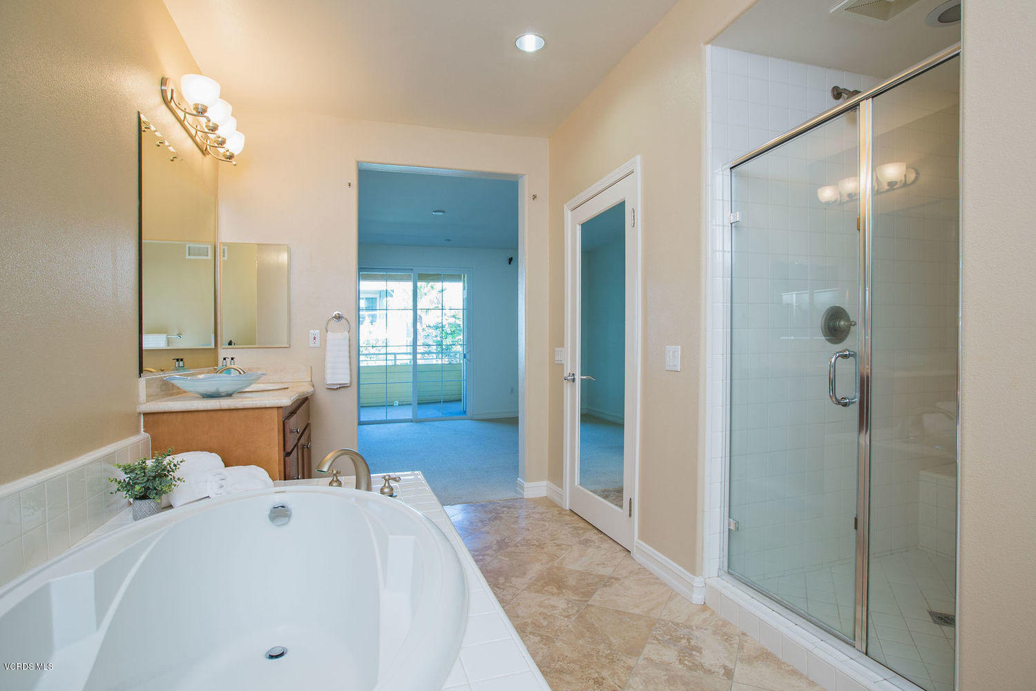 1533 Windshore Way Oxnard, CA 93035 - Photo 18 of 28 a spacious bathroom with a double vanity sink shower and a mirror