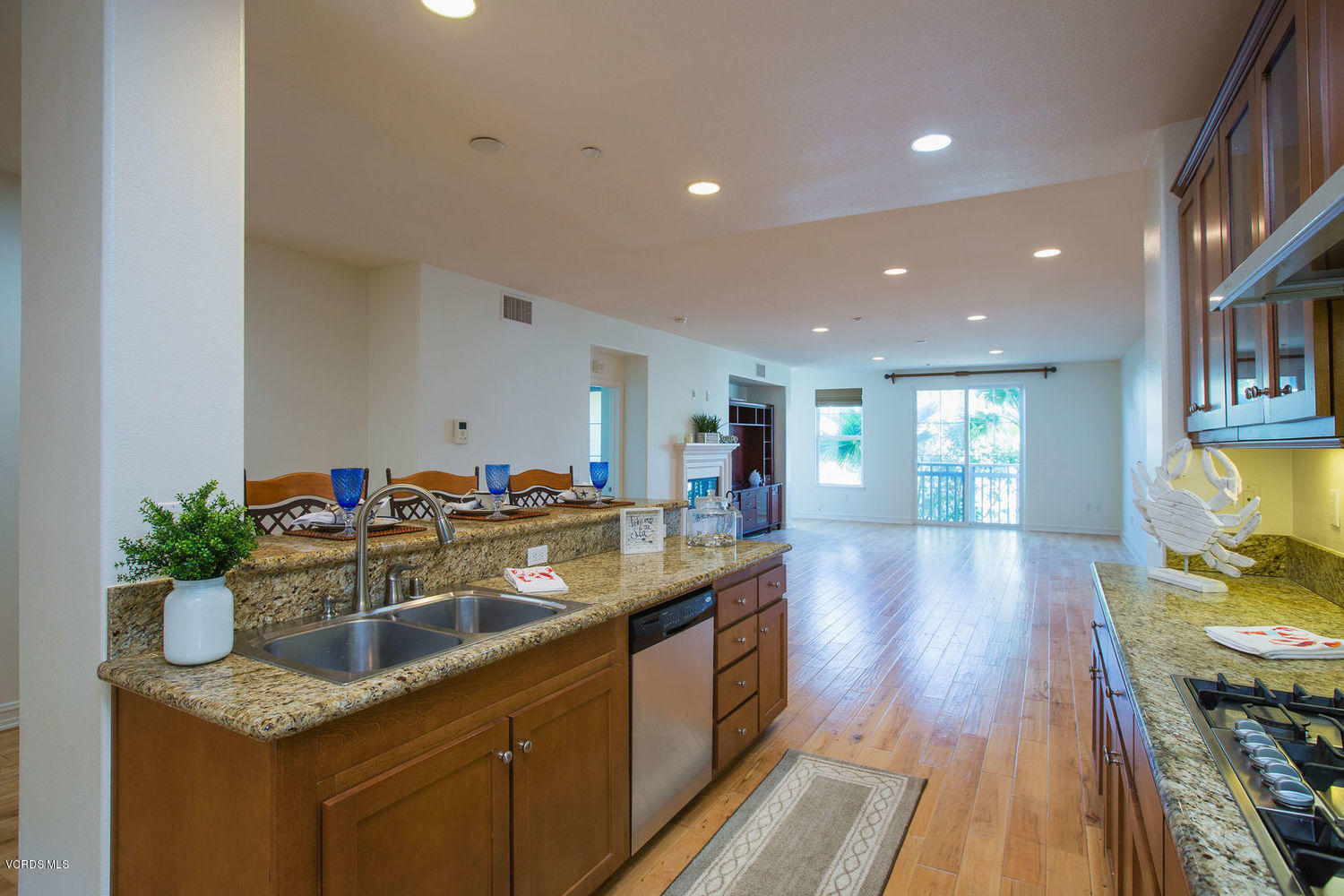 1533 Windshore Way Oxnard, CA 93035 - Photo 9 of 28 a kitchen with a sink and stove