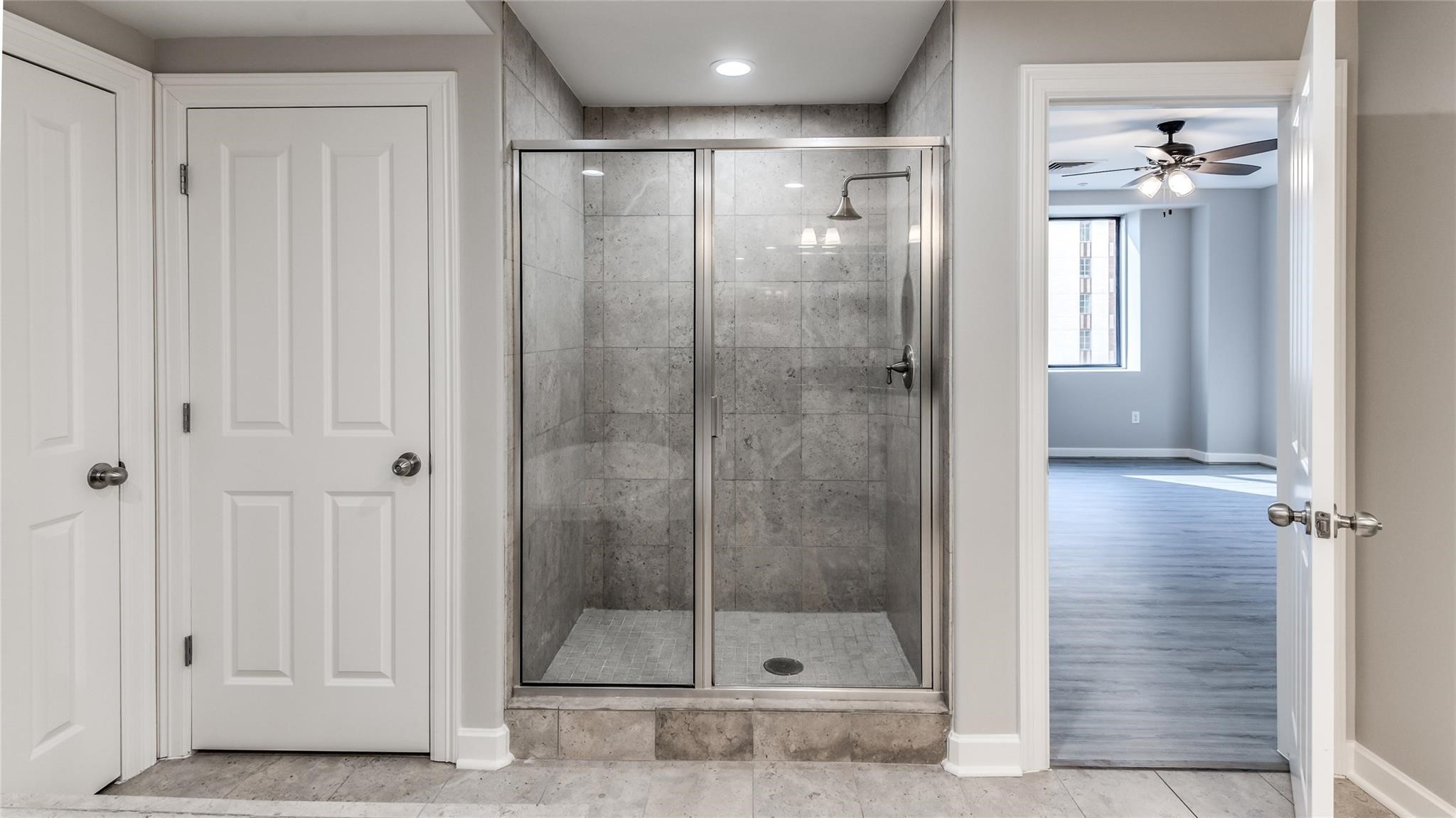 914 Main Street, Unit 1503 Houston, TX 77002 - Photo 14 of 33 a bathroom with a shower