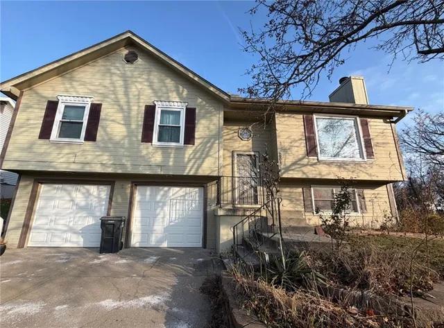 $305,000 | 6801 T Gabbert Drive, Pleasant Valley, MO 64068