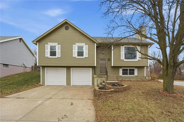 $305,000 | 6801 T Gabbert Drive, Pleasant Valley, MO 64068