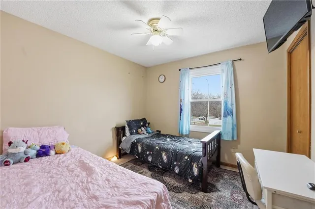 $300,000 | 6801 T Gabbert Drive, Pleasant Valley, MO 64068