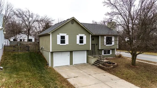 $300,000 | 6801 T Gabbert Drive, Pleasant Valley, MO 64068