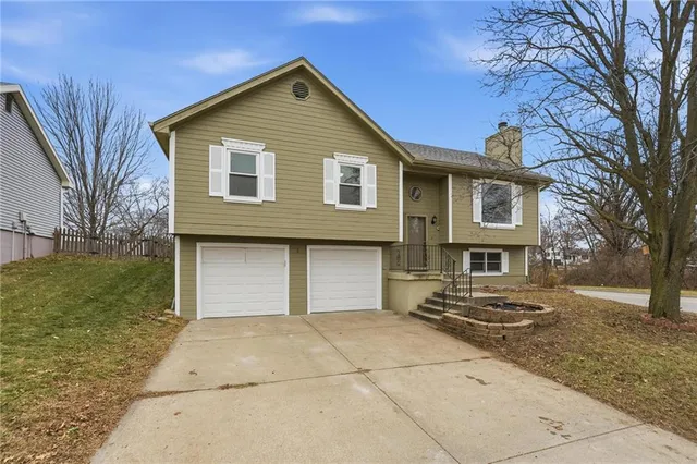 $300,000 | 6801 T Gabbert Drive, Pleasant Valley, MO 64068