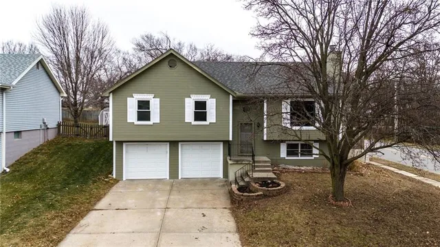 $300,000 | 6801 T Gabbert Drive, Pleasant Valley, MO 64068