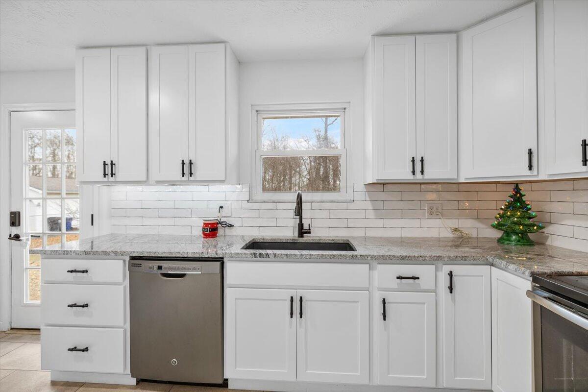 5540 London Groveport Road Orient, OH 43146 - Photo 11 of 34 13-Kitchen-5540 London Groveport Rd-009