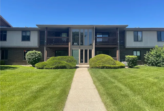 $1,900 | 803 Garden Circle, Unit 7, Streamwood, IL 60107