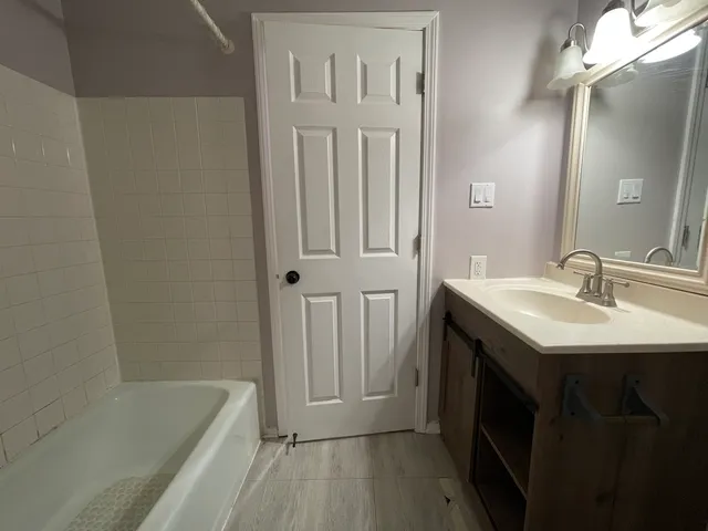 $1,900 | 803 Garden Circle, Unit 7, Streamwood, IL 60107