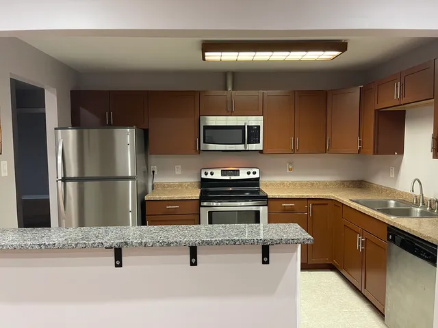 $1,900 | 803 Garden Circle, Unit 7, Streamwood, IL 60107