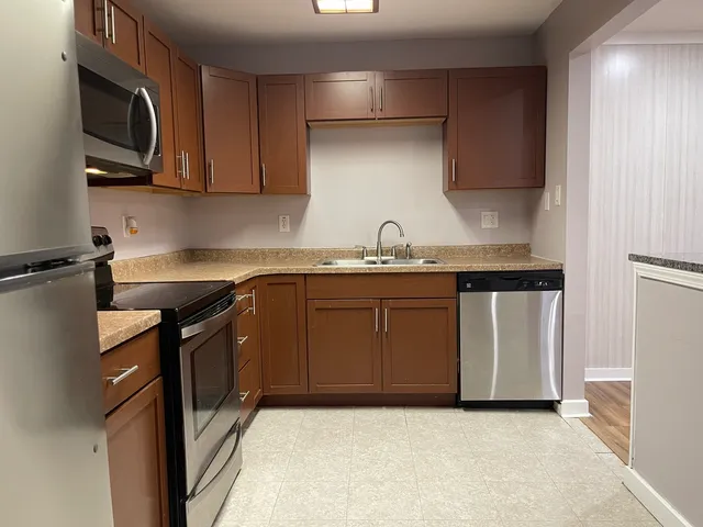 $1,900 | 803 Garden Circle, Unit 7, Streamwood, IL 60107